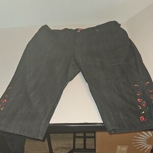 Gloria Vanderbilt Black Capris with Red Embroidery Flowers
